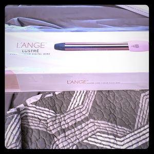 A brand new never opened L’ange Lustre Wand
